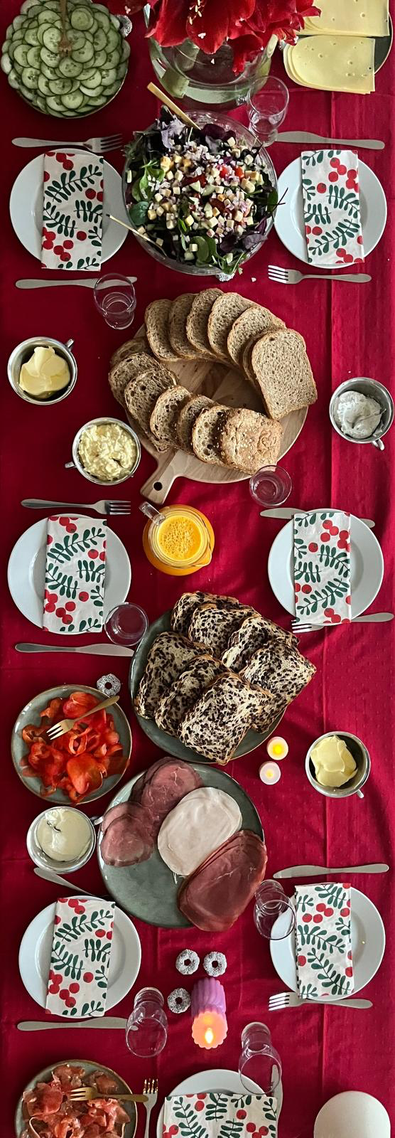 Feestelijk gedekte tafel met brood, beleg, salade en verse gerechten