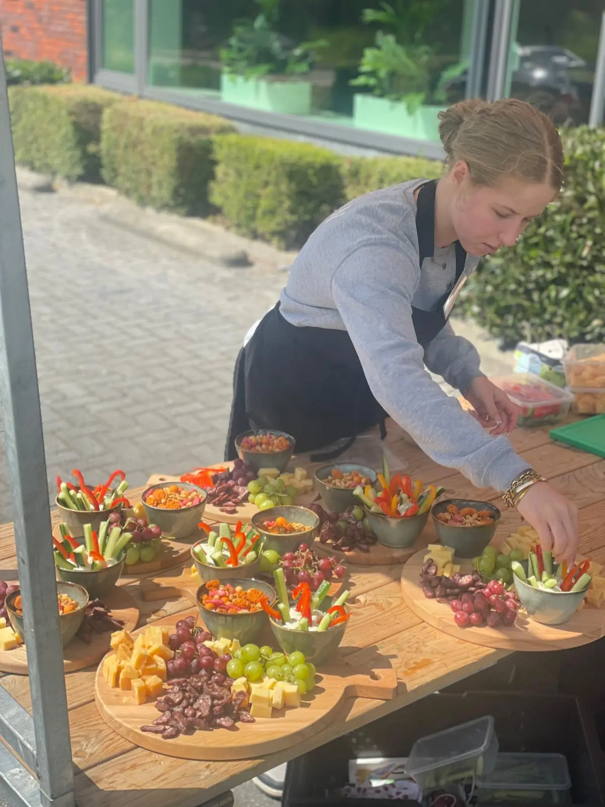 Borrelplanken met dips, groente, fruit en kaas op onze kraam tijdens een evenement