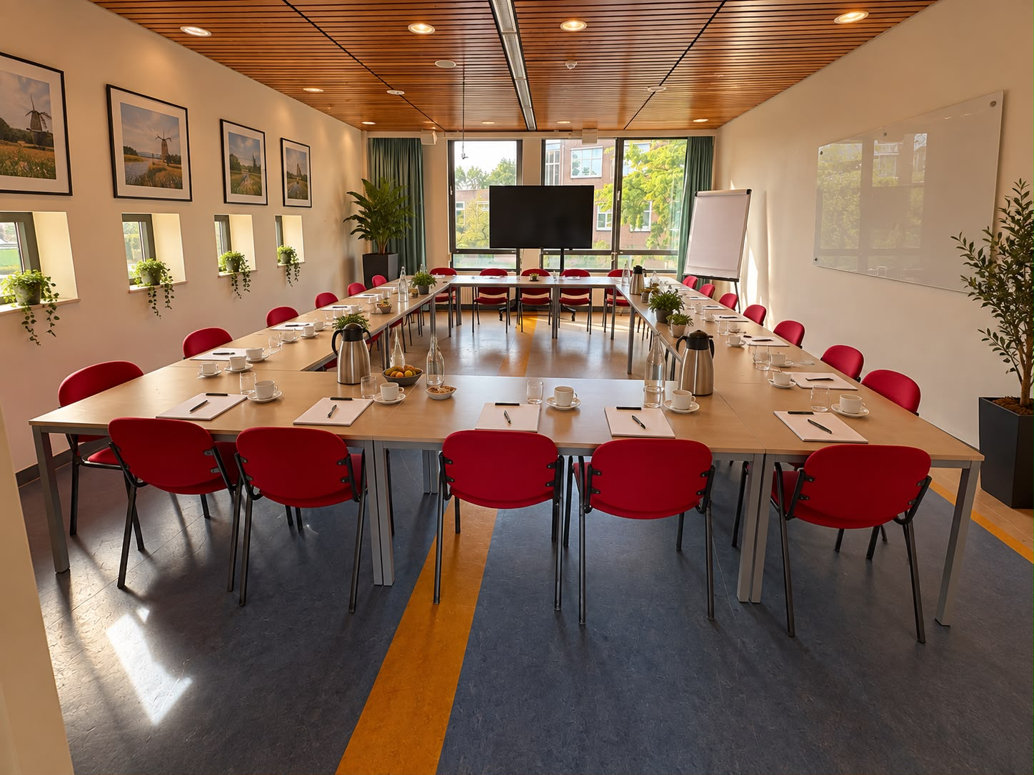 Vergaderruimte met tafels in U-opstelling
